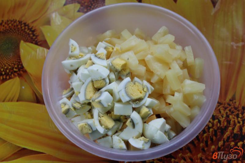 Фото приготовление рецепта: Салат с копченой курицей и ананасом шаг №4