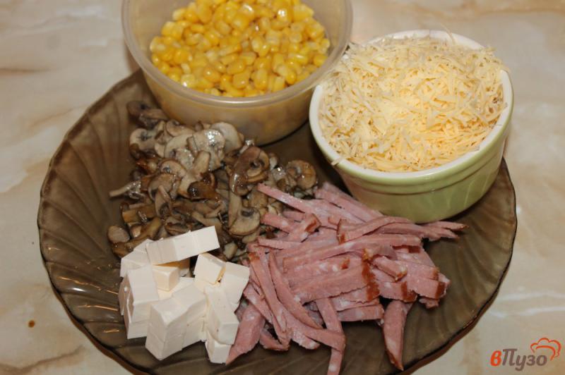 Фото приготовление рецепта: Пицца мясная с грибами и консервированной кукурузой на сковороде шаг №2