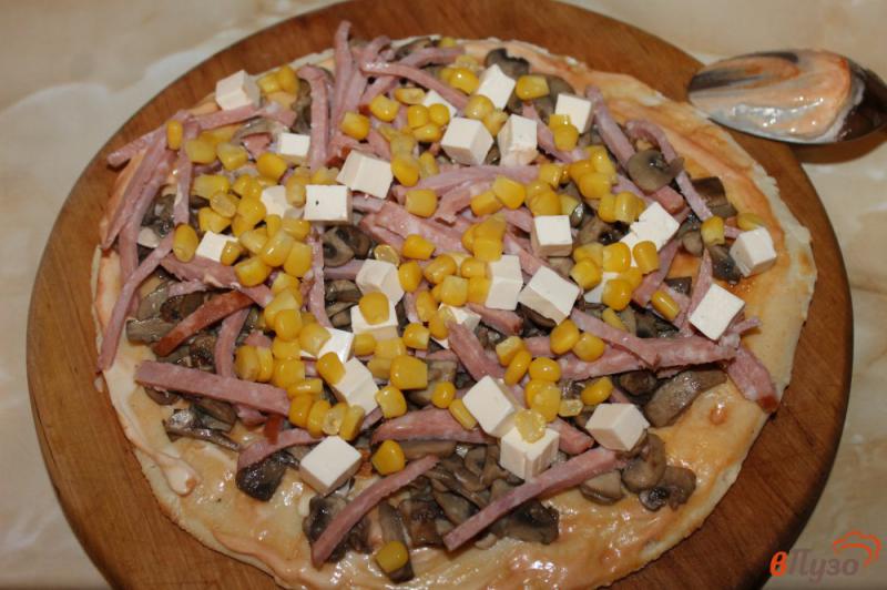Фото приготовление рецепта: Пицца мясная с грибами и консервированной кукурузой на сковороде шаг №3