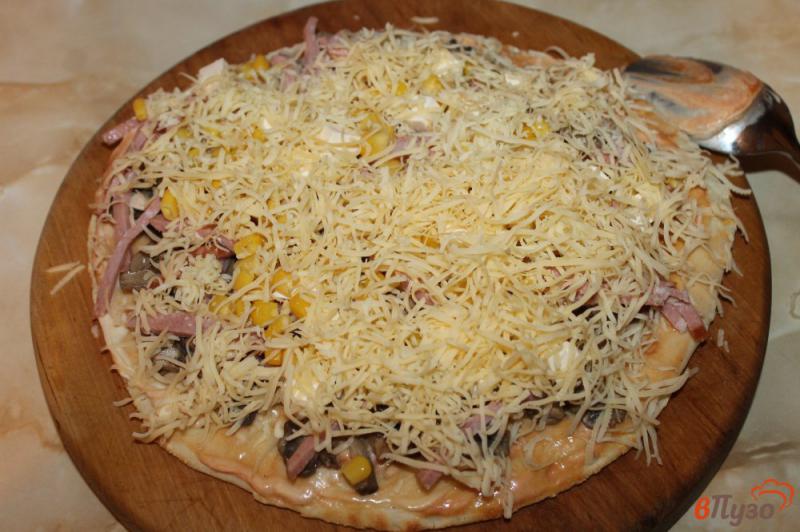 Фото приготовление рецепта: Пицца мясная с грибами и консервированной кукурузой на сковороде шаг №4