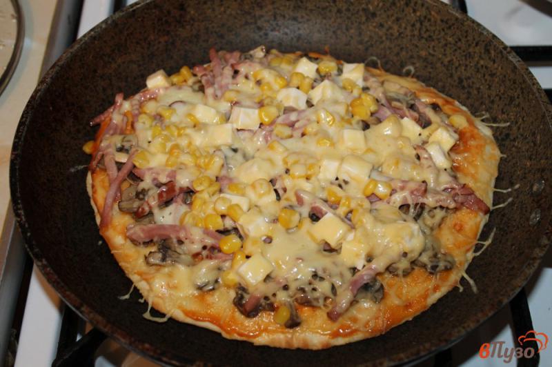 Фото приготовление рецепта: Пицца мясная с грибами и консервированной кукурузой на сковороде шаг №5