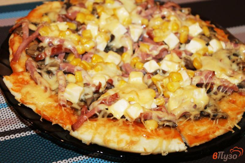 Фото приготовление рецепта: Пицца мясная с грибами и консервированной кукурузой на сковороде шаг №6