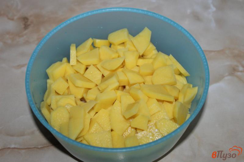 Фото приготовление рецепта: Жареный картофель по - домашнему с сардельками, чесноком и луком шаг №1