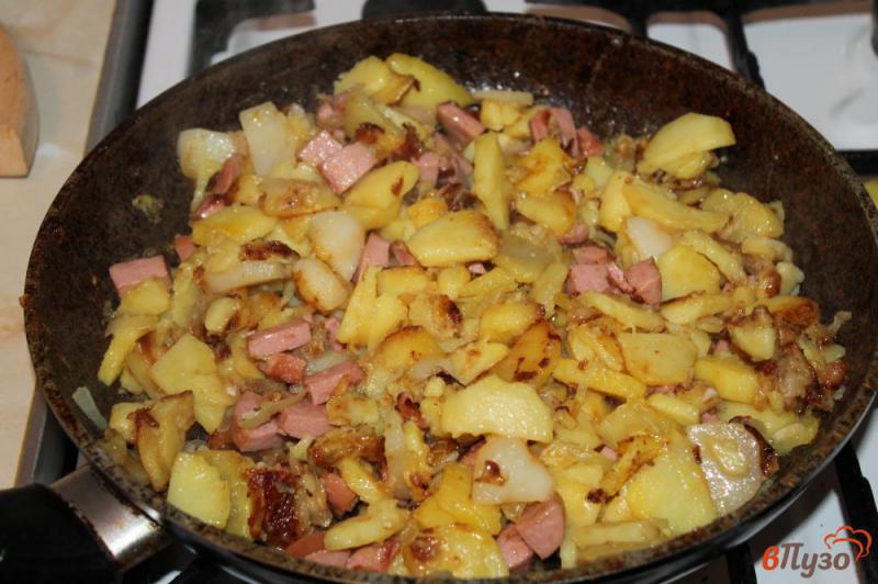 Фото приготовление рецепта: Жареный картофель по - домашнему с сардельками, чесноком и луком шаг №5
