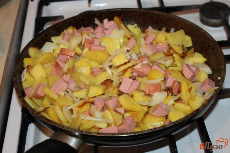 Фото приготовление рецепта: Жареный картофель по - домашнему с сардельками, чесноком и луком шаг №4