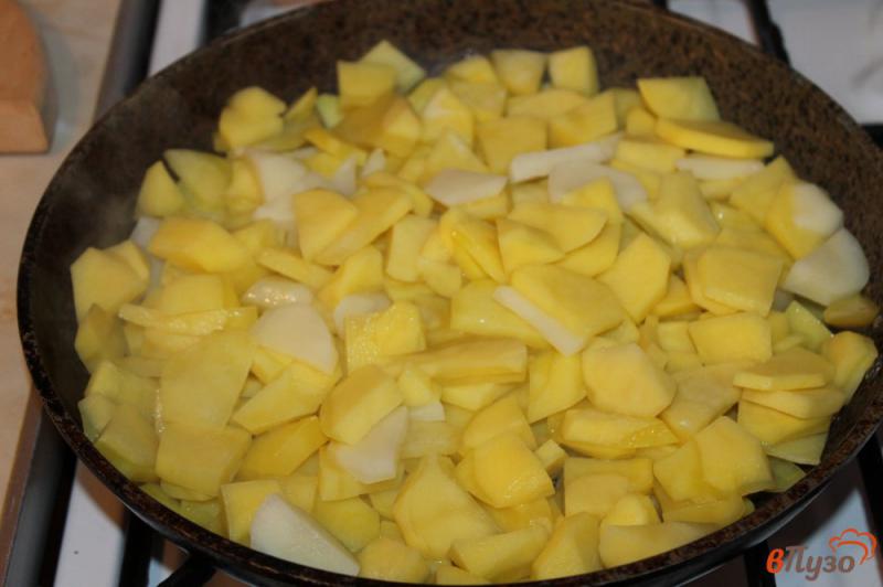 Фото приготовление рецепта: Жареный картофель по - домашнему с сардельками, чесноком и луком шаг №2