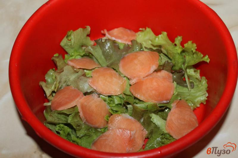 Фото приготовление рецепта: Салат с рыбой яйцом и сухариками шаг №2