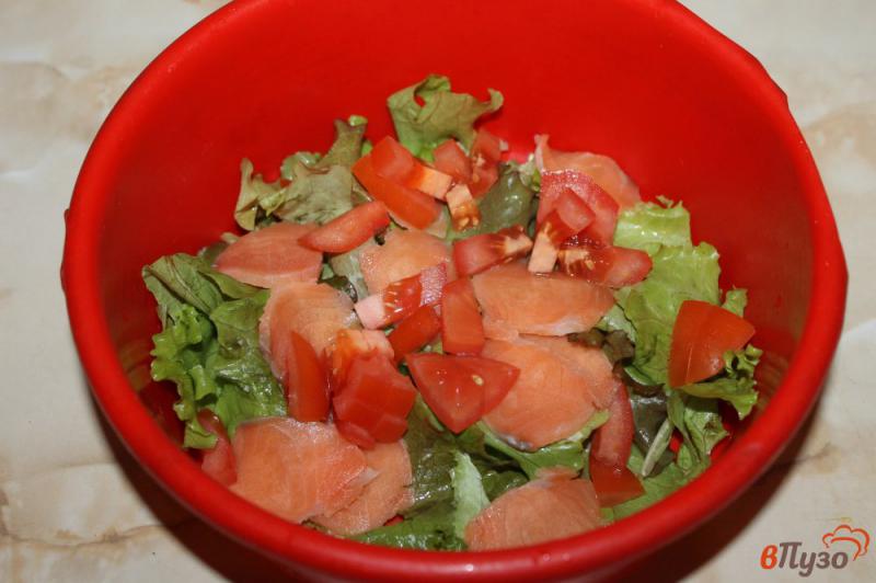 Фото приготовление рецепта: Салат с рыбой яйцом и сухариками шаг №3