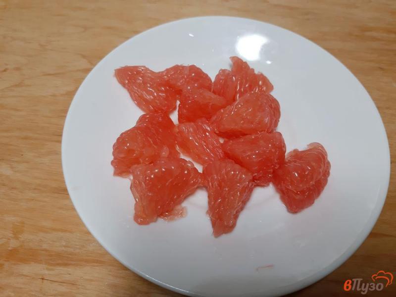 Фото приготовление рецепта: Cалат из мидий с грейпфрутом шаг №6