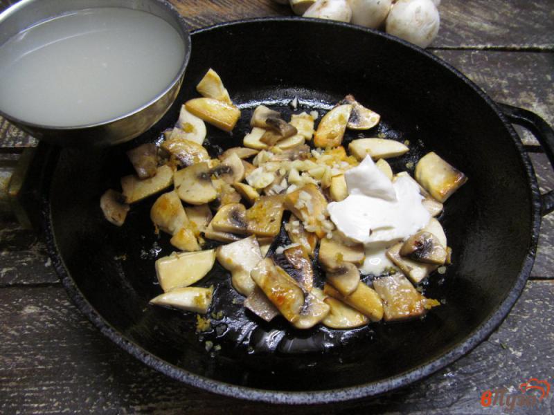 Фото приготовление рецепта: Паста с грибами курицей и помидором шаг №2
