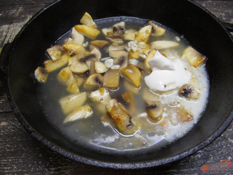Фото приготовление рецепта: Паста с грибами курицей и помидором шаг №3
