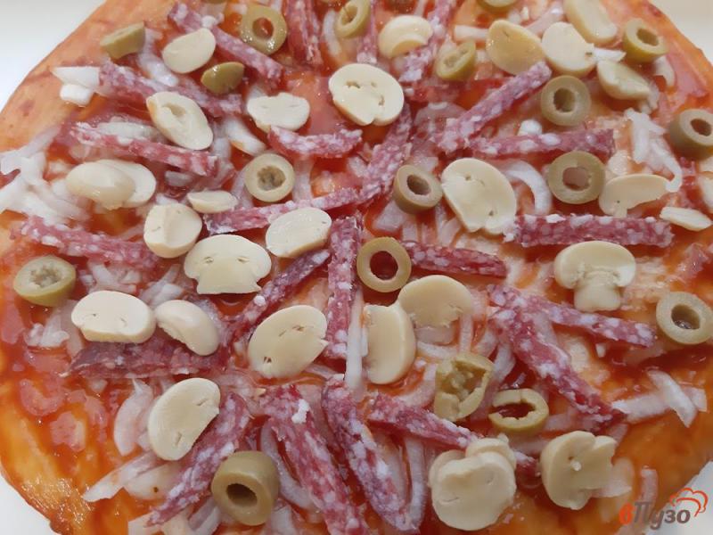 Фото приготовление рецепта: Пицца с ананасами и маринованными грибами шаг №10