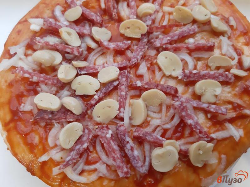 Фото приготовление рецепта: Пицца с ананасами и маринованными грибами шаг №9