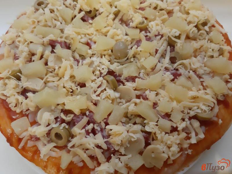 Фото приготовление рецепта: Пицца с ананасами и маринованными грибами шаг №12