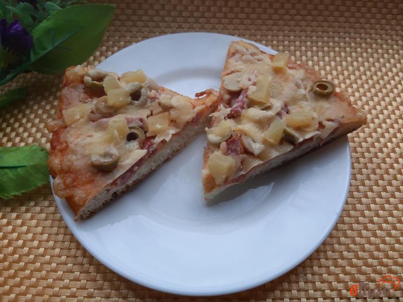 Фото приготовление рецепта: Пицца с ананасами и маринованными грибами шаг №14