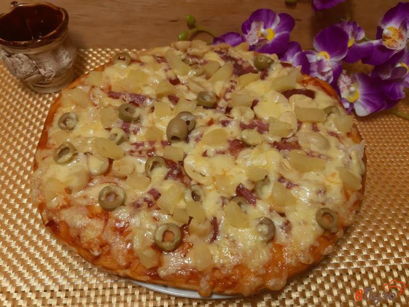 Фото приготовление рецепта: Пицца с ананасами и маринованными грибами шаг №13