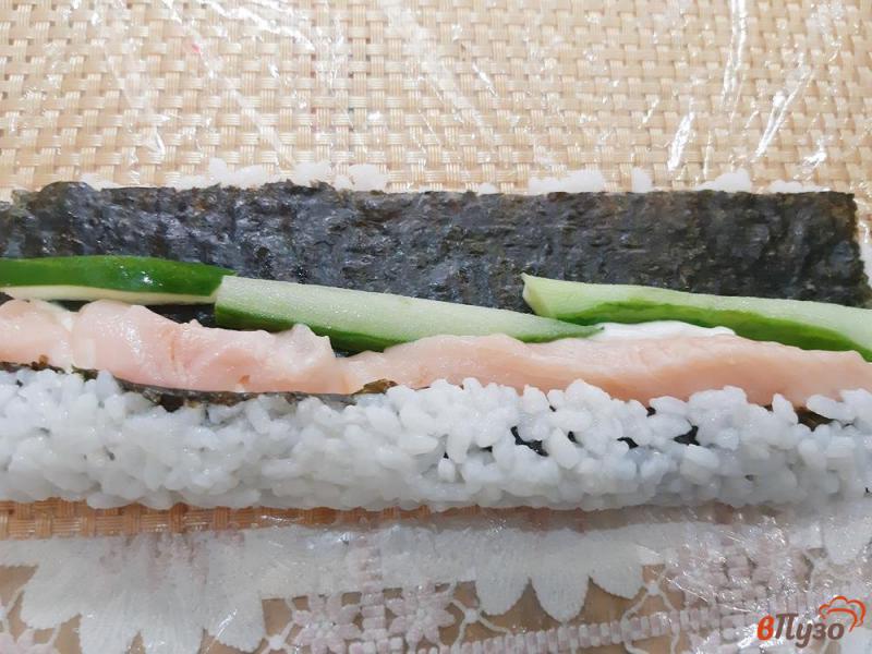 Фото приготовление рецепта: Суши с лососем шаг №9