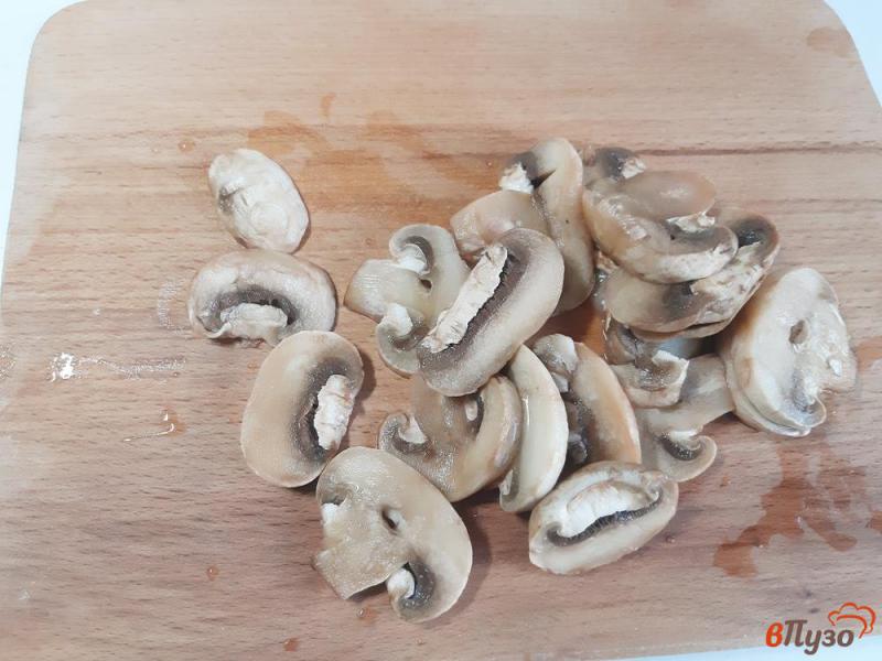 Фото приготовление рецепта: Борщ с грибами черносливом и паприкой шаг №4