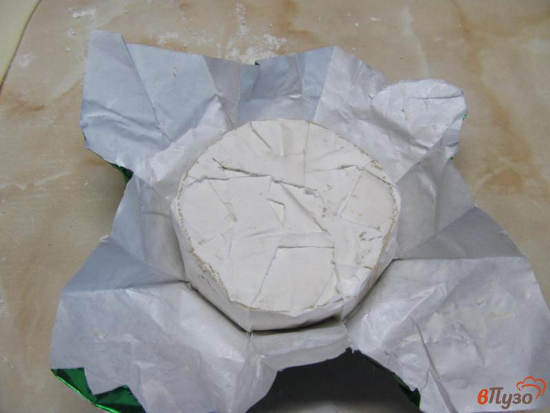 Фото приготовление рецепта: Запеченный сыр бри под клюквенным соусом с гранатом шаг №4