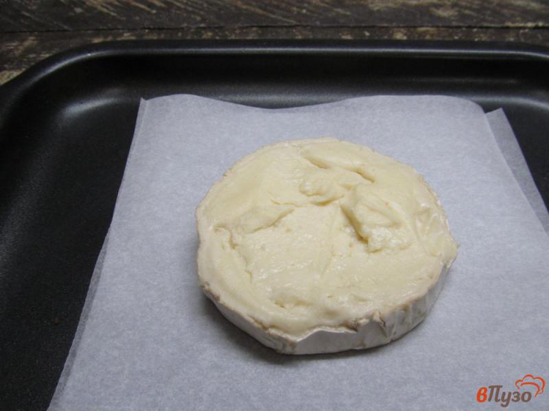 Фото приготовление рецепта: Запеченный сыр бри под клюквенным соусом с гранатом шаг №5