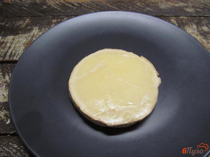 Фото приготовление рецепта: Запеченный сыр бри под клюквенным соусом с гранатом шаг №7