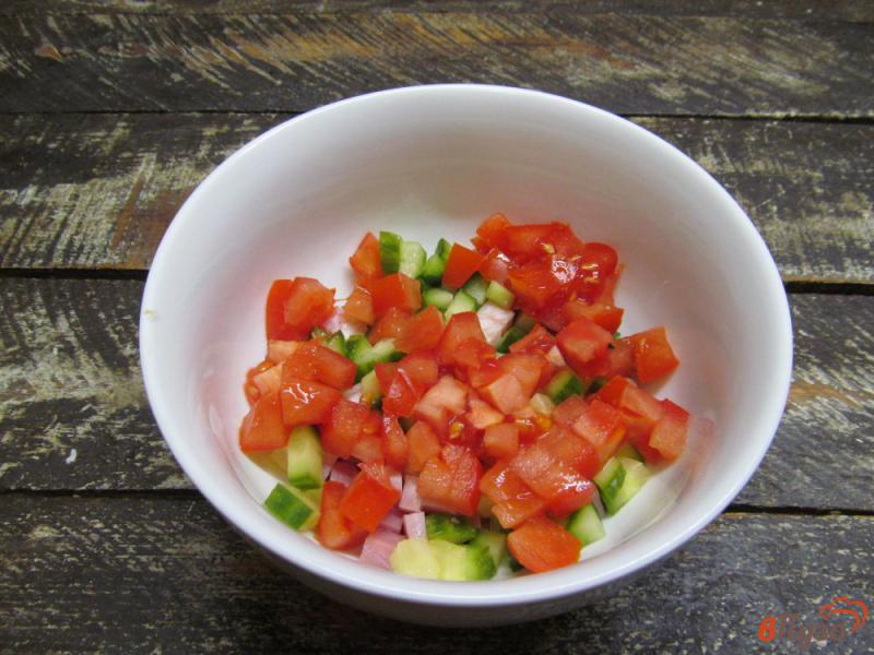 Фото приготовление рецепта: Салат с кукурузой сыром и овощами шаг №3