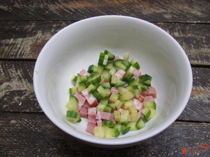 Фото приготовление рецепта: Салат с кукурузой сыром и овощами шаг №2