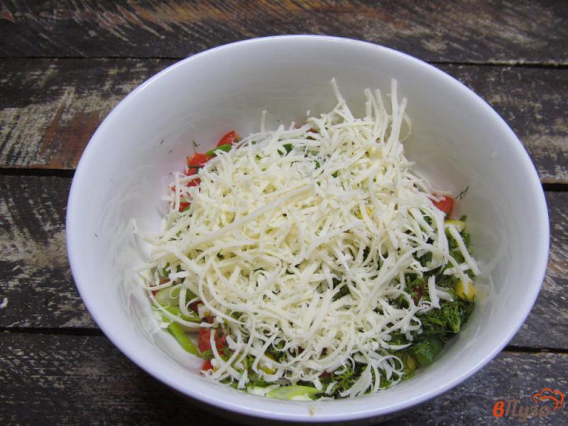 Фото приготовление рецепта: Салат с кукурузой сыром и овощами шаг №6