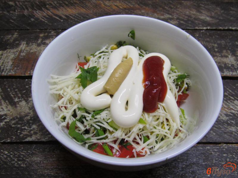 Фото приготовление рецепта: Салат с кукурузой сыром и овощами шаг №7