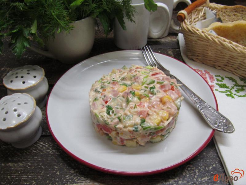 Фото приготовление рецепта: Салат с кукурузой сыром и овощами шаг №9