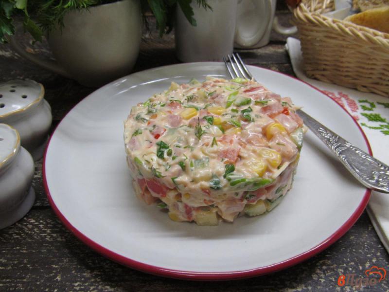 Фото приготовление рецепта: Салат с кукурузой сыром и овощами шаг №8