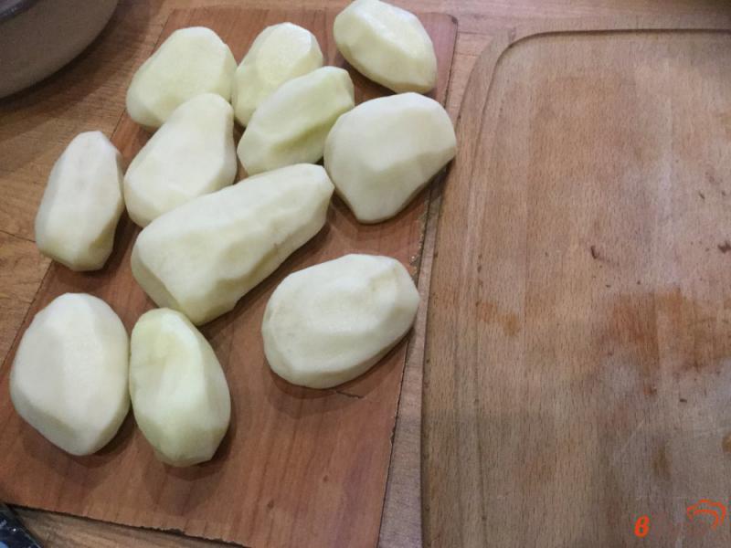 Фото приготовление рецепта: Жареный картофель с шампиньонами, луком и зеленью шаг №3