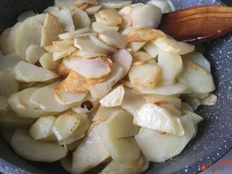Фото приготовление рецепта: Жареный картофель с шампиньонами, луком и зеленью шаг №4