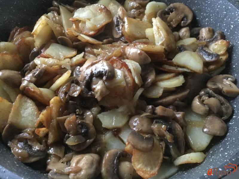 Фото приготовление рецепта: Жареный картофель с шампиньонами, луком и зеленью шаг №5