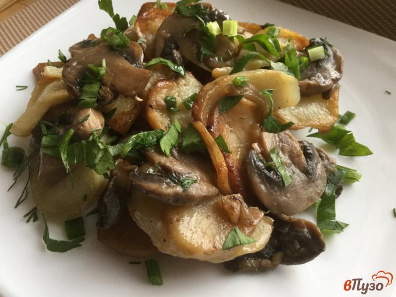 Фото приготовление рецепта: Жареный картофель с шампиньонами, луком и зеленью шаг №6