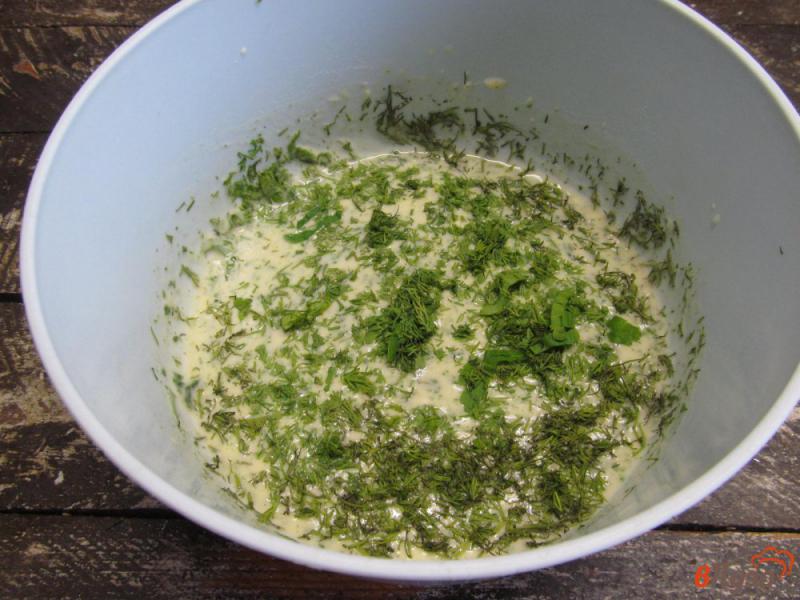 Фото приготовление рецепта: Шпинатные блины с жареным луком и сыром шаг №4