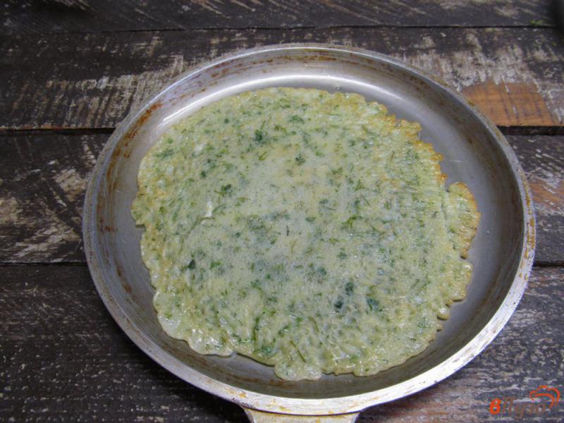Фото приготовление рецепта: Шпинатные блины с жареным луком и сыром шаг №6