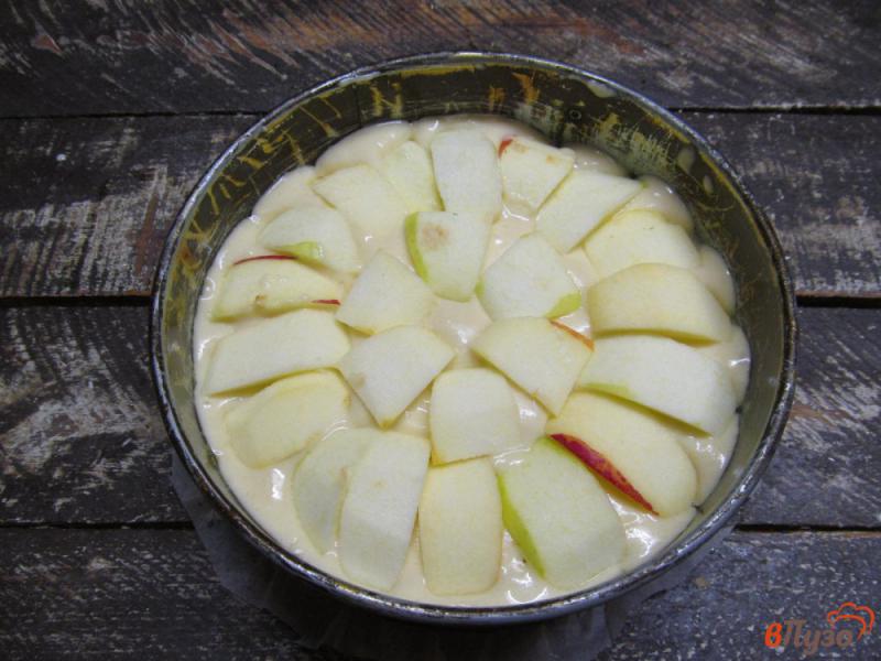 Фото приготовление рецепта: Пирог на кефире с яблочной начинкой шаг №7