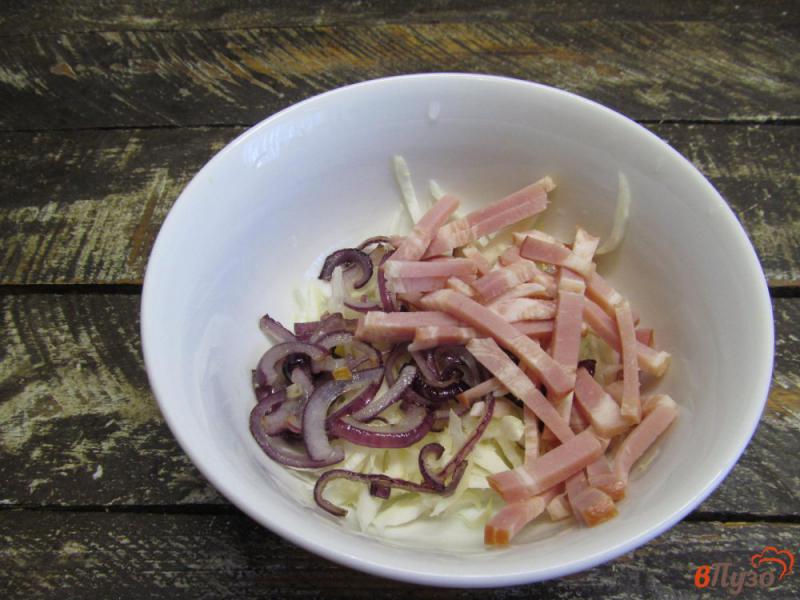 Фото приготовление рецепта: Салат из капусты с ветчиной и жареными овощами шаг №3
