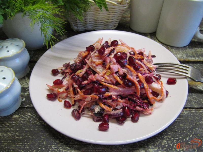 Фото приготовление рецепта: Салат из капусты с ветчиной и жареными овощами шаг №9