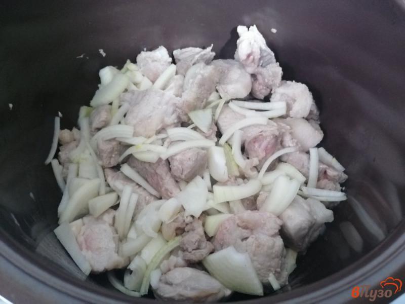 Фото приготовление рецепта: Свинина тушеная в сметане шаг №4