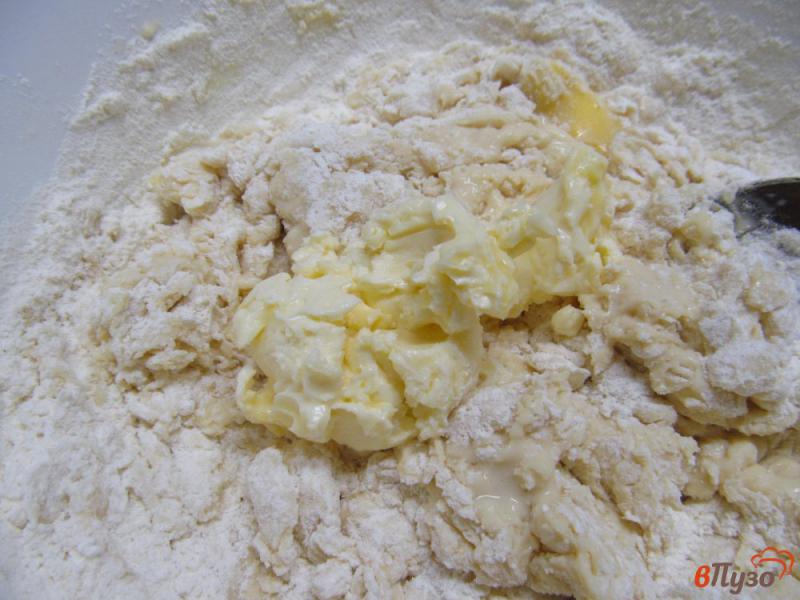 Фото приготовление рецепта: Дрожжевые булочки с тыквой луком и сыром шаг №3