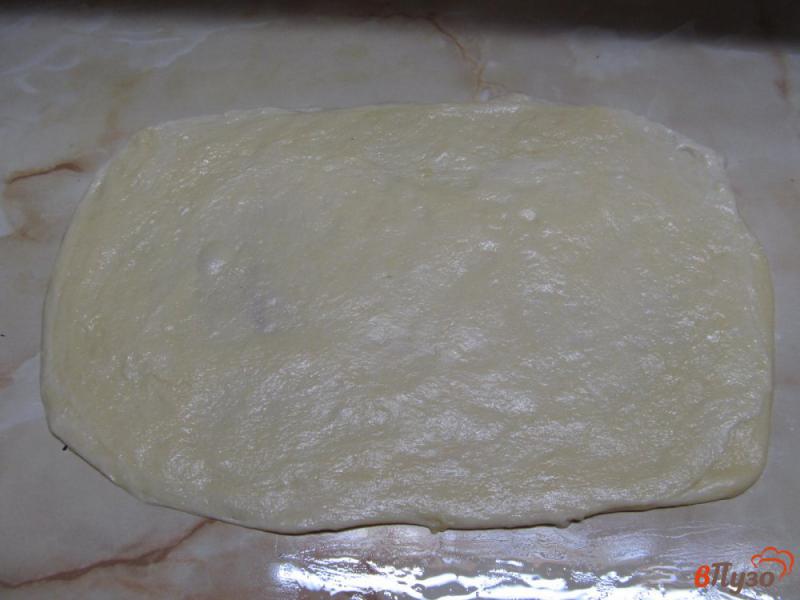 Фото приготовление рецепта: Дрожжевые булочки с тыквой луком и сыром шаг №7
