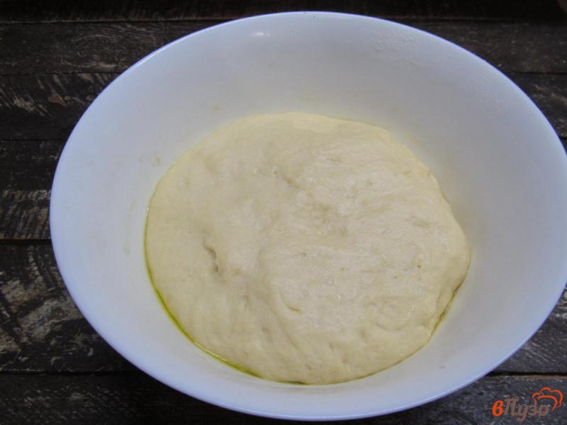 Фото приготовление рецепта: Дрожжевые булочки с тыквой луком и сыром шаг №6