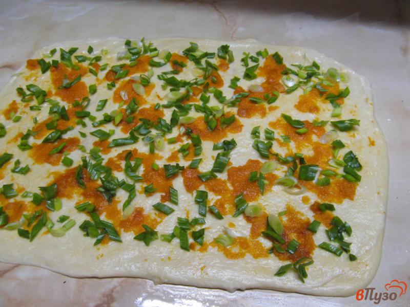 Фото приготовление рецепта: Дрожжевые булочки с тыквой луком и сыром шаг №8