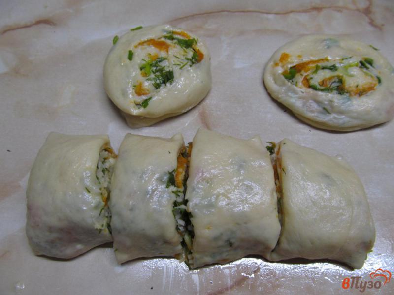 Фото приготовление рецепта: Дрожжевые булочки с тыквой луком и сыром шаг №11