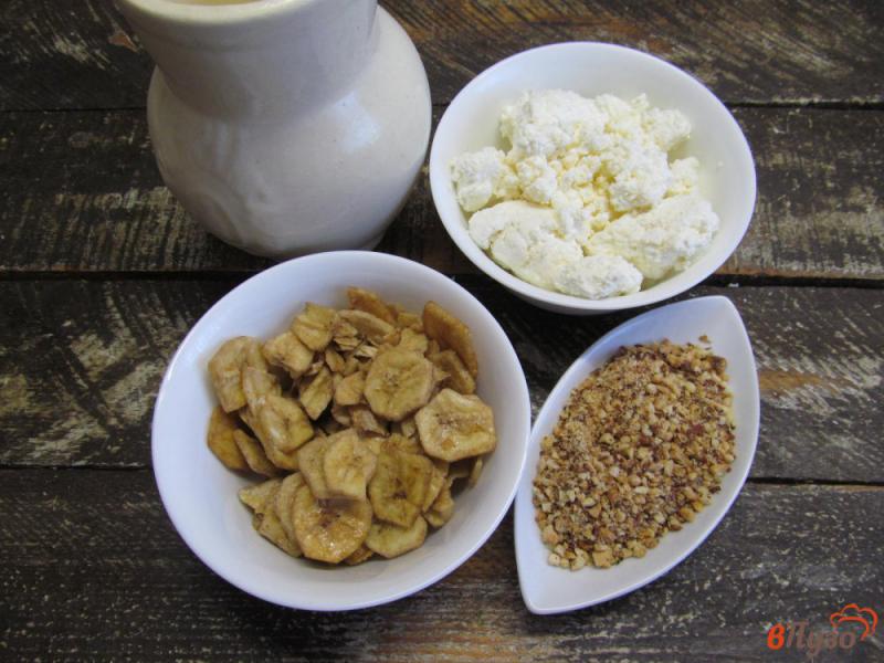 Фото приготовление рецепта: Творожный соус с арахисом и банановыми чипсами шаг №1
