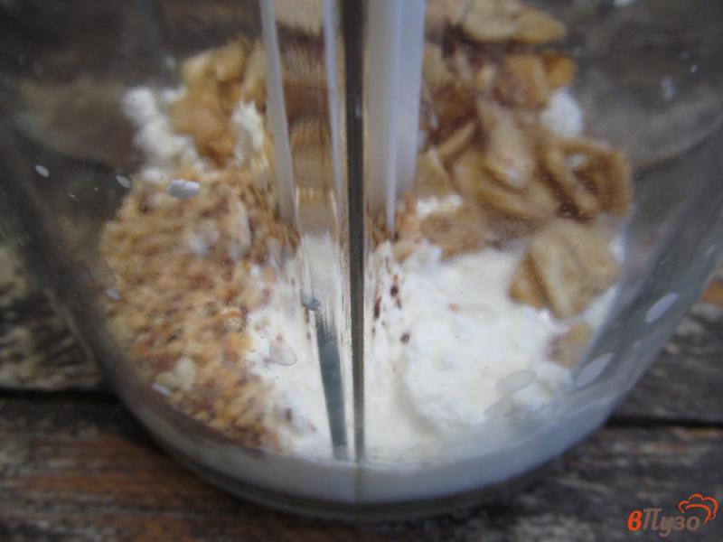 Фото приготовление рецепта: Творожный соус с арахисом и банановыми чипсами шаг №3