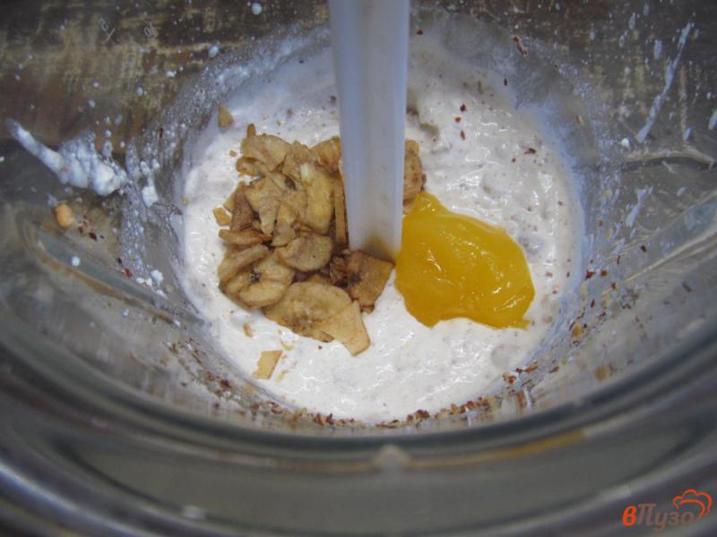 Фото приготовление рецепта: Творожный соус с арахисом и банановыми чипсами шаг №4
