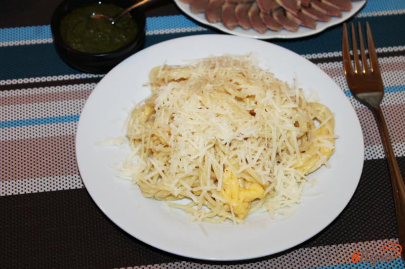 Фото приготовление рецепта: Спагетти с пармезаном и твердым сыром шаг №5
